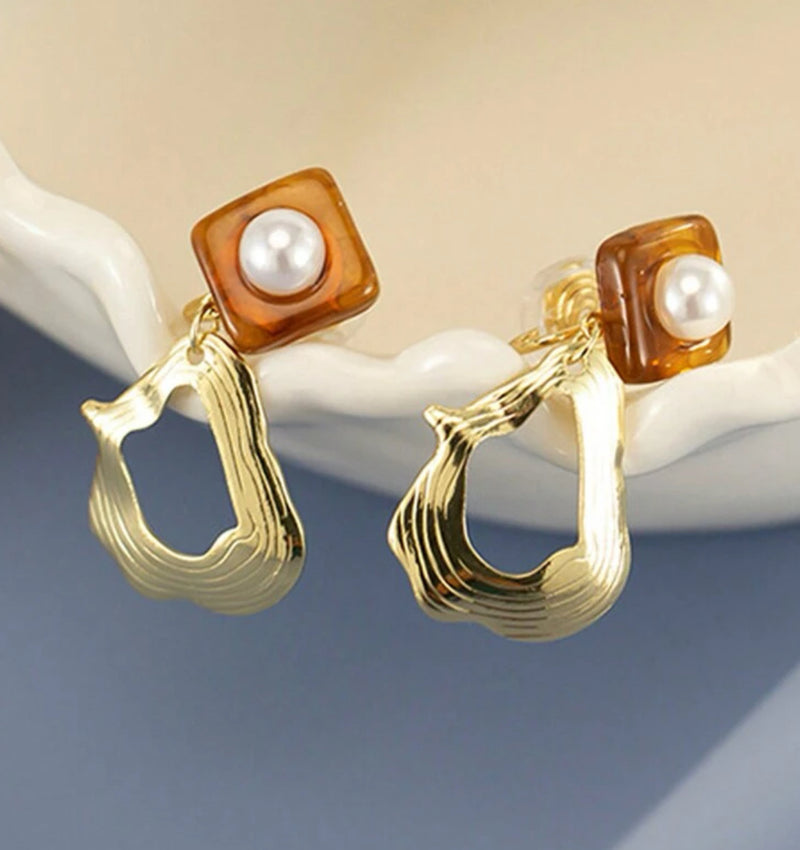 Comfort fit 1 3/4" clip on gold, brown and pearl dangle indented