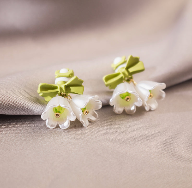 Clip on 1" gold, green bow and white flower dangle earrings