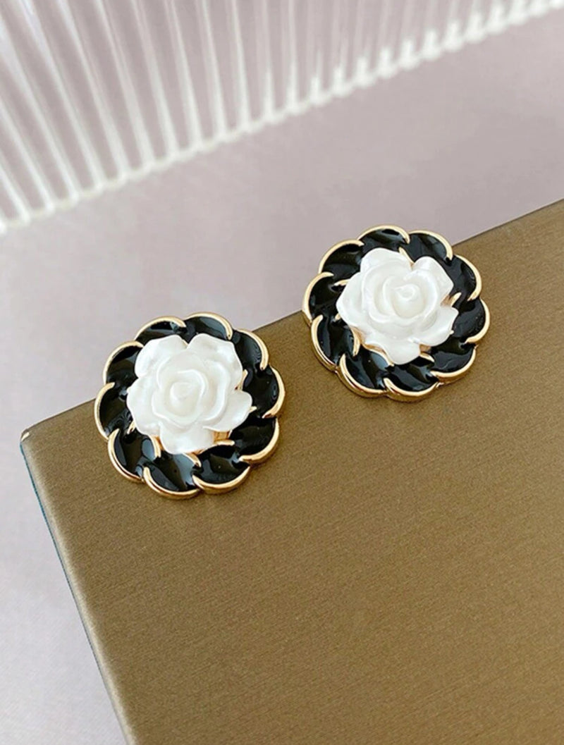 Clip on comfort fit 3/4" round gold and white flower earring