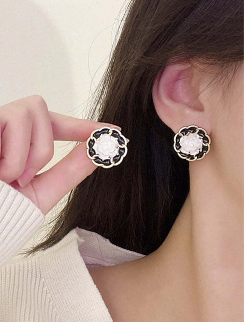 Clip on comfort fit 3/4" round gold and white flower earring