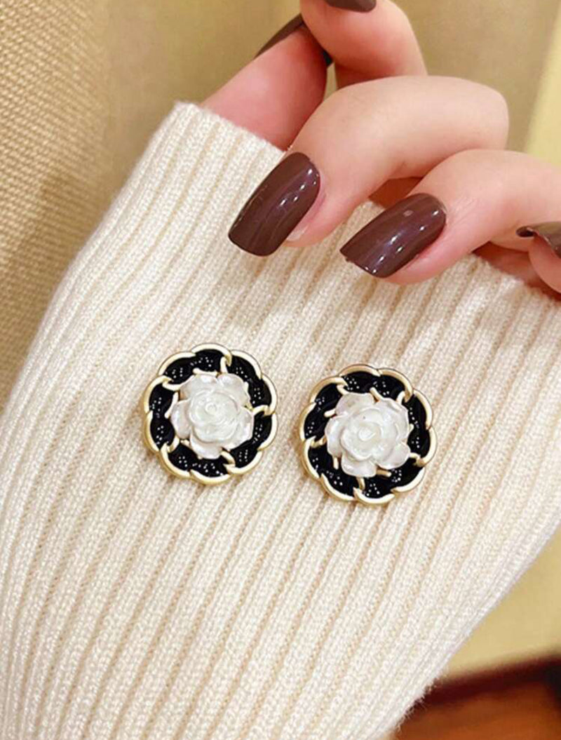 Clip on comfort fit 3/4" round gold and white flower earring