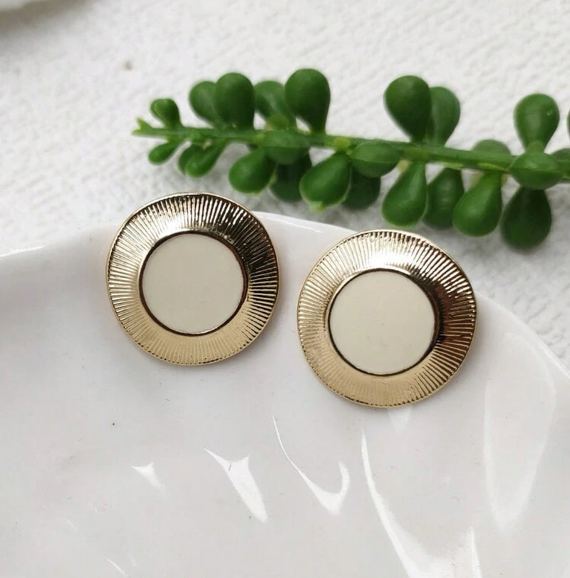 Clip on 1" gold and white center round button style earrings