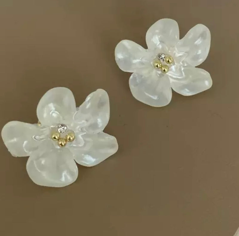 Clip on 1" silver and white flower earrings w/gold and clear stone center