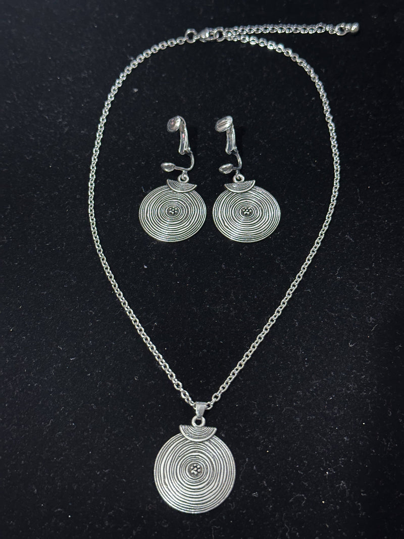 Clip on silver & black indented circle pendant necklace and earring set