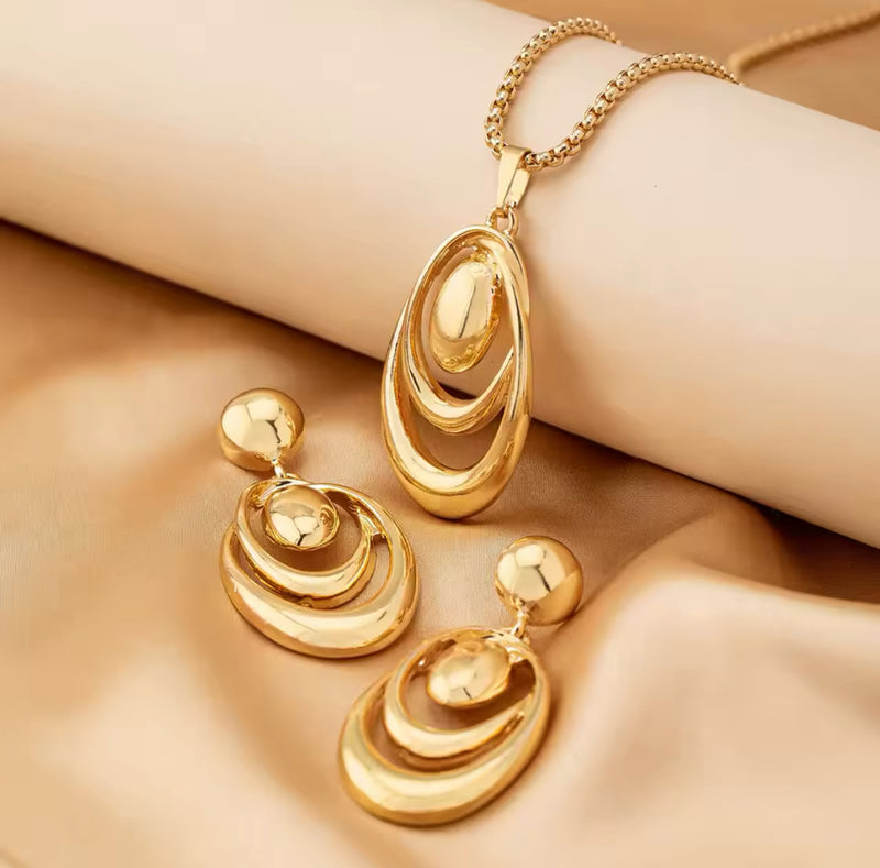 Trendy pierced gold cutout pendant necklace and earring set