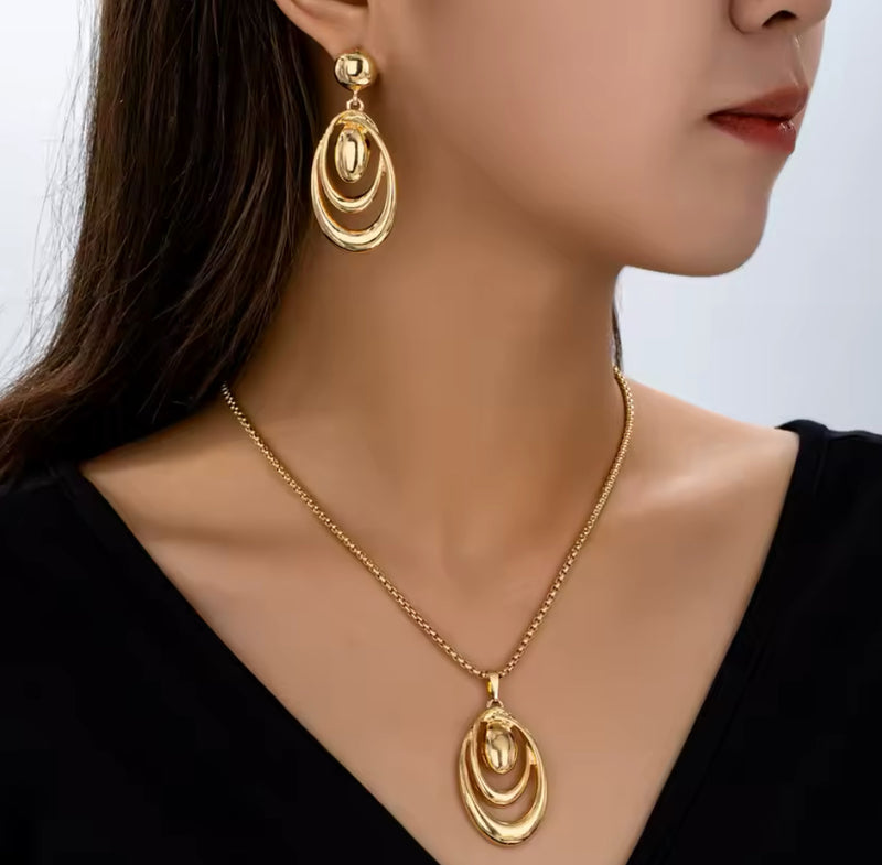 Trendy pierced gold cutout pendant necklace and earring set