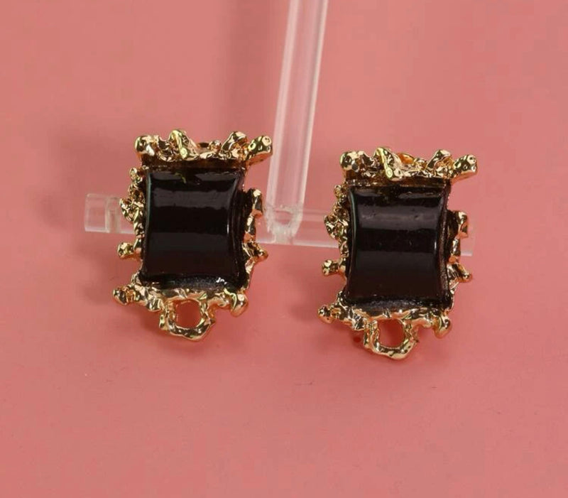 Clip on 1" gold hammered edge black square stone earrings