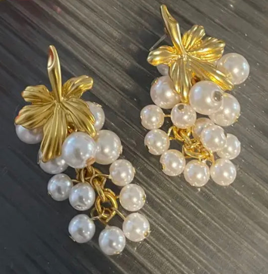 Vintage clip on 4" long gold teardrop brown bead and pearl dangle earrings