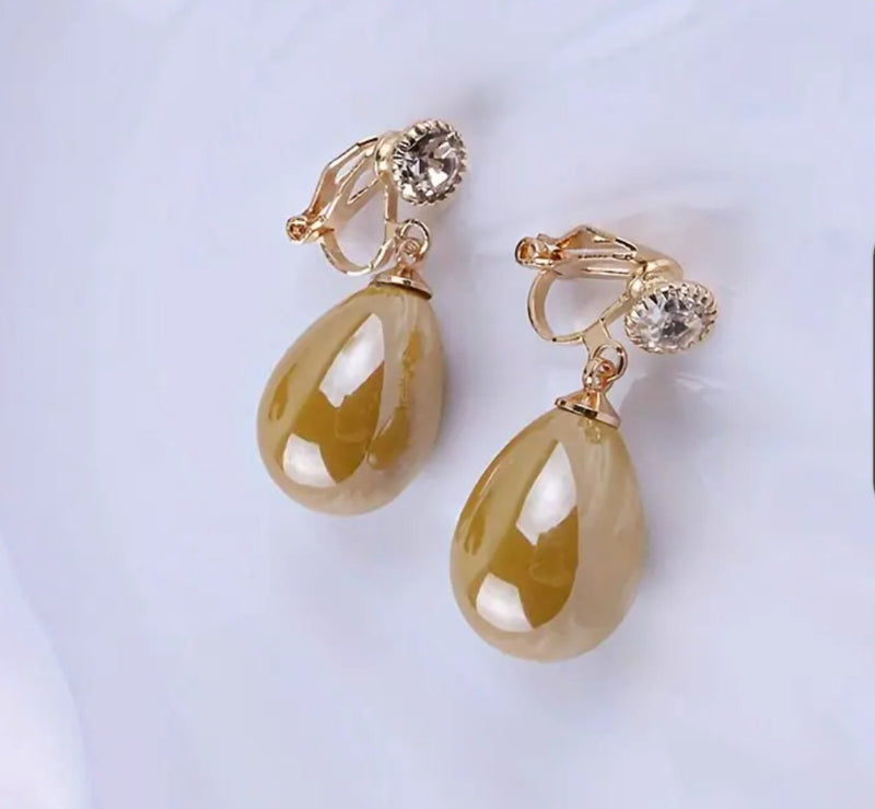 Clip on 1 1/4"gold and shiny green dangle teardrop bead earrings