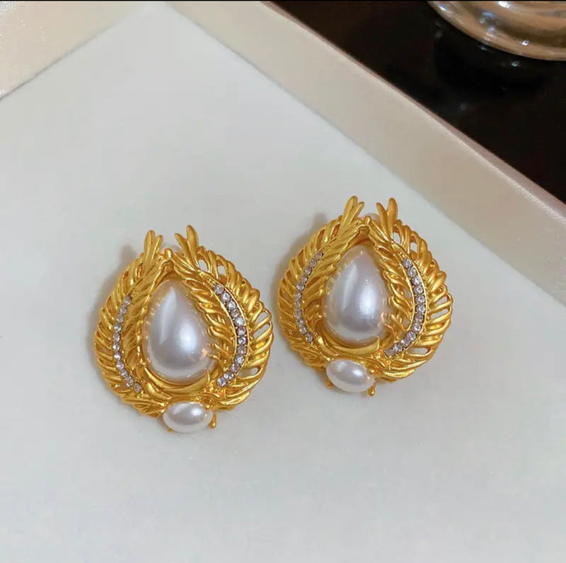 Vintage 1 1/4" clip on matte gold white pearl earrings w/leaf edges