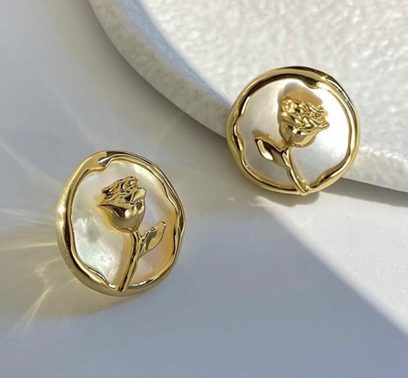 Pierced 3/4" hammered gold and white shell round earrings w/center flower