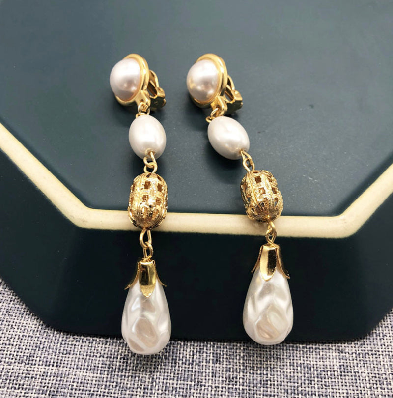 Vintage 3 3/4" clip on long gold and white dangle pearl earrings