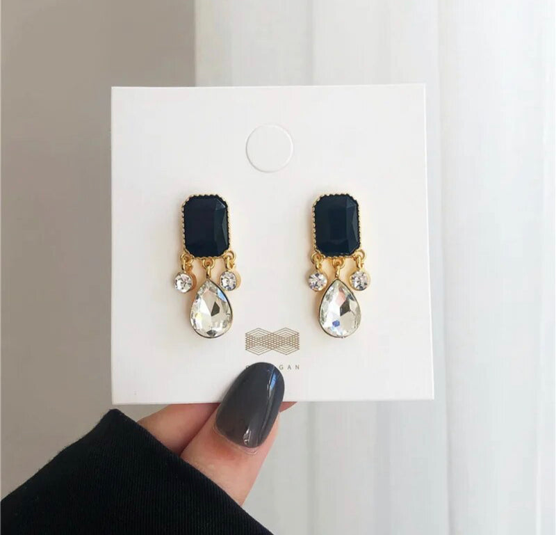 Clip on 1 1/2" gold, black stone earrings w/dangle clear beads
