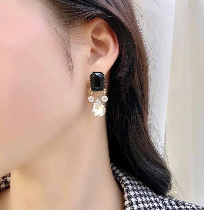 Clip on 1 1/2" gold, black stone earrings w/dangle clear beads