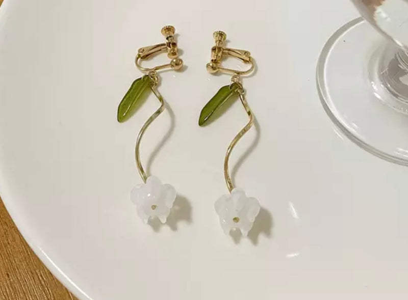 Clip on 2 3/4" gold wire, green, & white flower dangle earrings