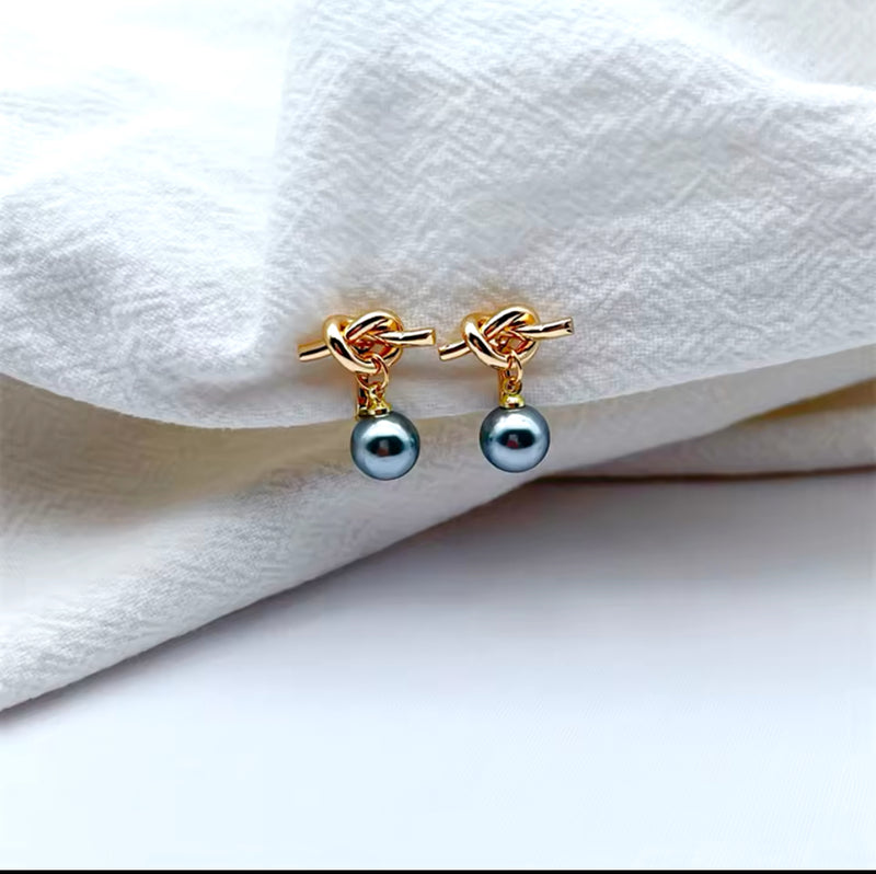 Clip on 1" gold knot earrings with dangle gray pearl