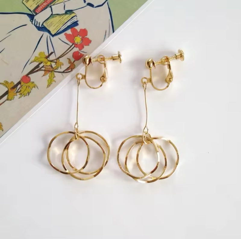 Vintage clip on 1" gold, black and white swirl button style earrings