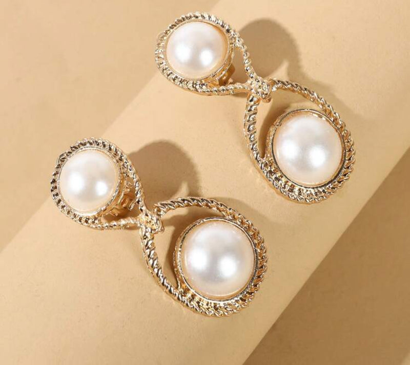 Vintage clip on 2" gold indented edge cream tan pearl dangle earrings