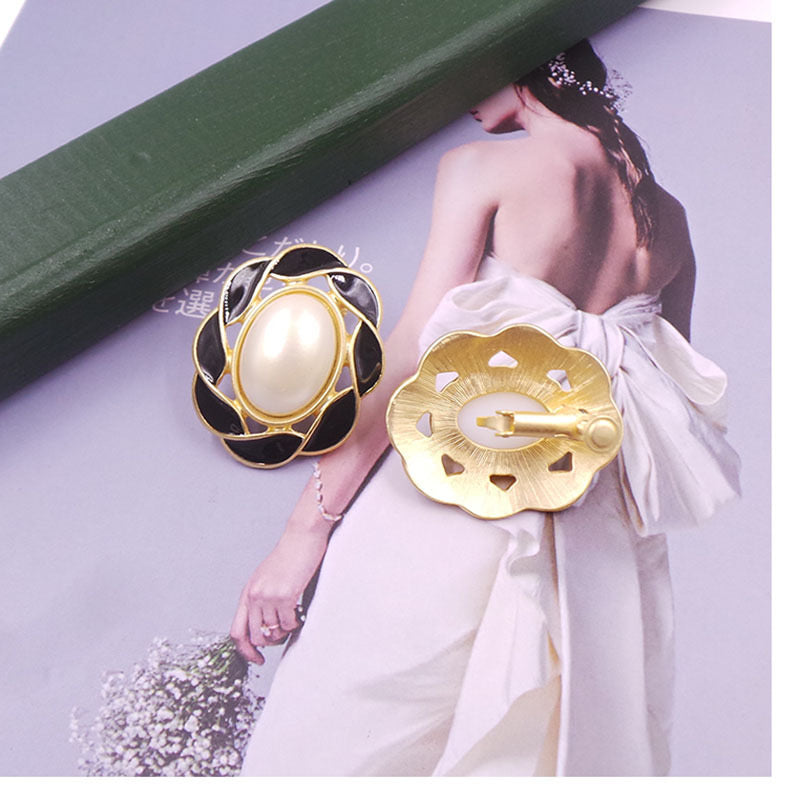 Clip on 1" gold and black twisted edge pearl center oval earrings