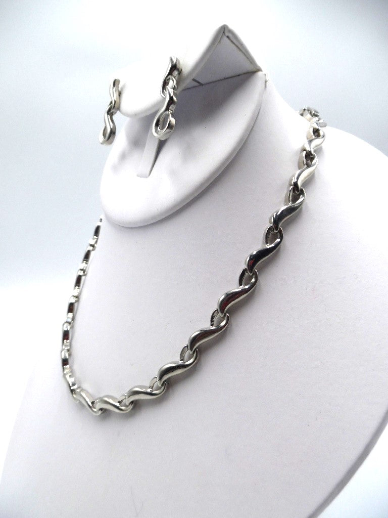 Trendy pierced wavy silver necklace and earring set
