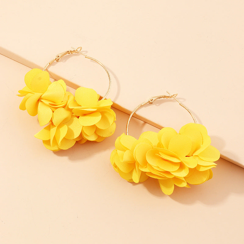 DSN Pierced gold hoop earrings with pink or white flowers