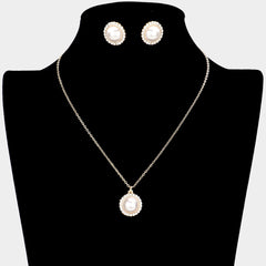 Pierced gold and cream pearl round pendant necklace set with clear stones