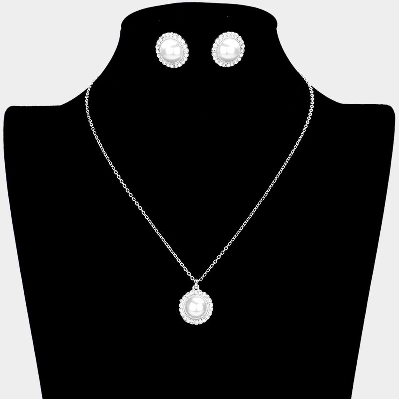 Pierced silver and white pearl round pendant necklace set with clear stones