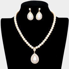 Pierced gold and pearl bead teardrop pendant necklace set with clear stones