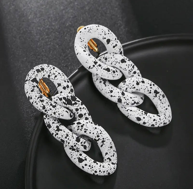 Clip on 2 1/4" black and white two tone speckled chain link earrings
