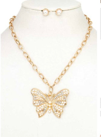Pierced gold butterfly pendant necklace set with pearls