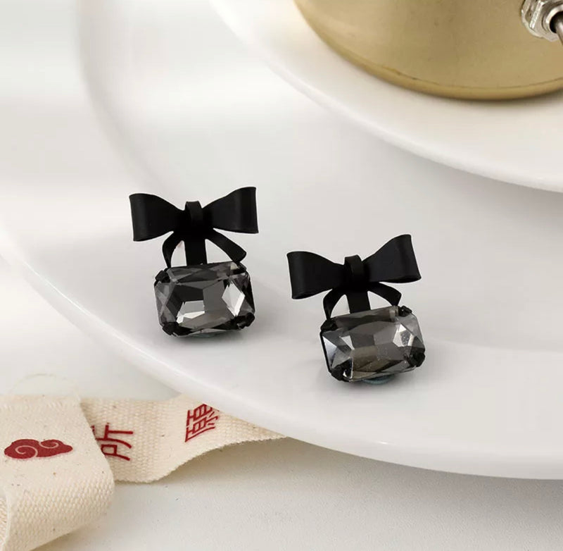 Vintage 1" clip on clear black stone bow earrings with small clasp