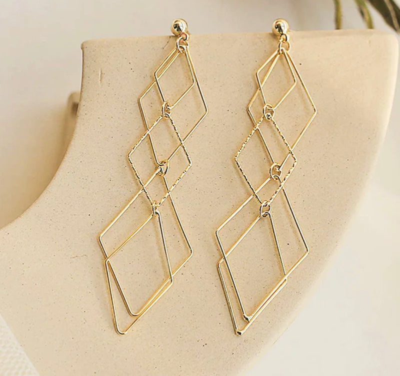 Trendy 3 1/2" long gold lightweight net style dangle earrings