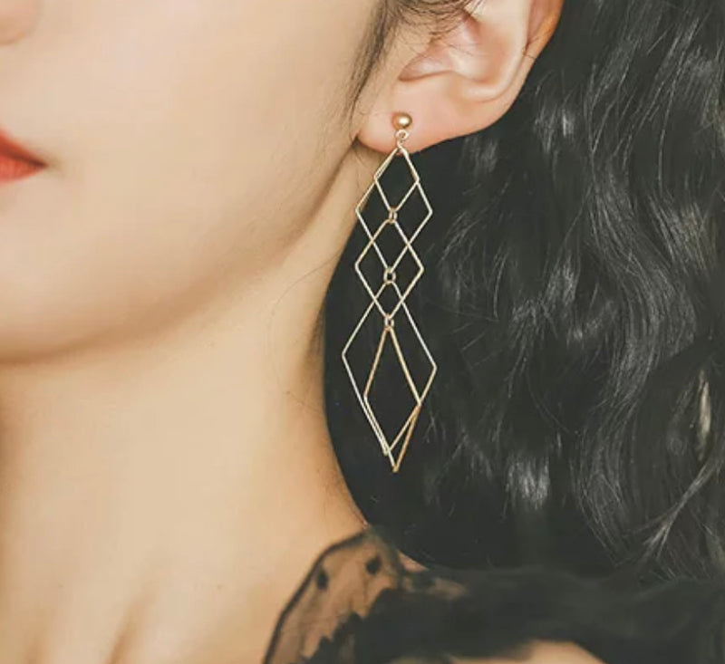 Trendy 3 1/2" long gold lightweight net style dangle earrings